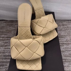 Bottega Veneta SANDAL- RARE
MAXI TUBOLARE INTRECCIO LAGOON
TAPIOCA size 37